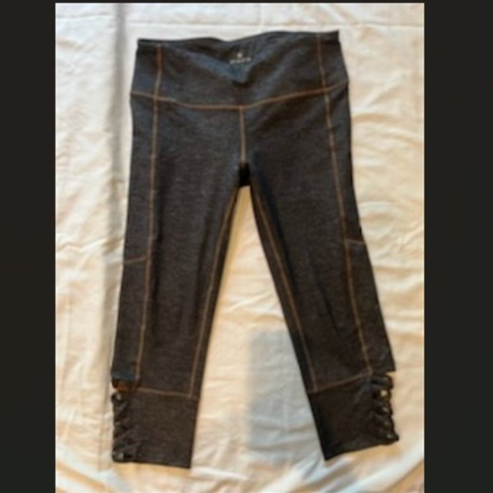 ATHLETA GRAY 3/4 LEGGINGS SIZE M